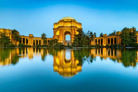 Téléchargez les photos : Tôt le matin vue du palais des beaux-arts à San Francisco, États-Unis - en image libre de droit