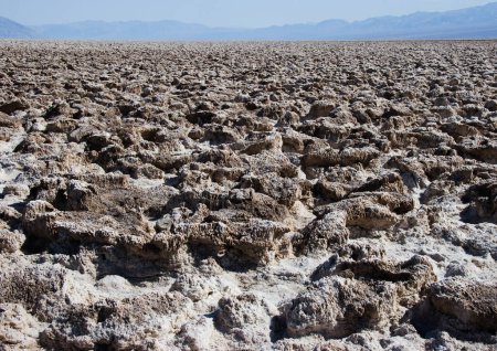 Téléchargez les photos : Paysage désertique avec des roches au terrain de golf diables dans la vallée de la mort parc national - en image libre de droit