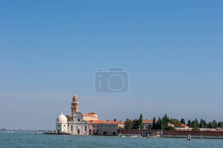 Foto de Vista a la isla de San Michele, la isla cementerio de Venecia, Italia - Imagen libre de derechos