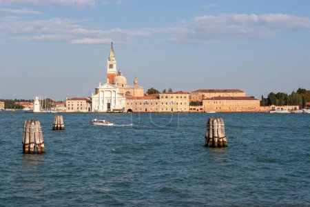 Foto de Vista a la isla de San Michele, la isla cementerio de Venecia, Italia - Imagen libre de derechos