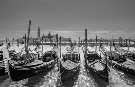 Téléchargez les photos : Gondole à la place Saint-Marc en attente pour les touristes à Venise, Italie - en image libre de droit