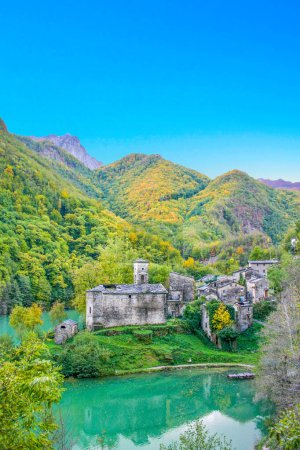 Téléchargez les photos : Petit village inhabité d'Isola Santa en Toscane entre les Alpes Apuanes, situé sur les rives d'un lac émeraude, Italie - en image libre de droit