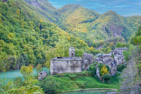 Foto de Pequeño pueblo deshabitado de Isola Santa en la Toscana entre los Alpes Apuanos, situado a orillas de un lago de esmeralda, Italia - Imagen libre de derechos
