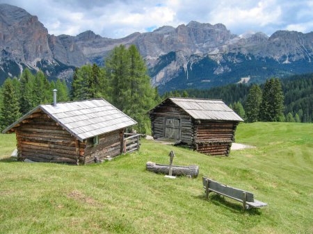 Téléchargez les photos : Vue panoramique sur les dolomites avec cabane au premier plan, Italie - en image libre de droit