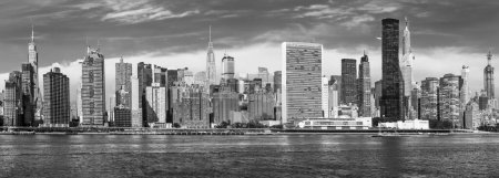 Téléchargez les photos : NEW YORK, États-Unis - 23 AOÛT 2015 : horizon de New York vu de East River. L'East River est un détroit d'eau salée de la ville de New York. La voie navigable relie le haut de la baie de New York au détroit de Long Island
. - en image libre de droit