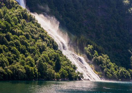 Foto de Beautiful nature Norway. Geiranger fjord. Seven Sisters Waterfall - Imagen libre de derechos