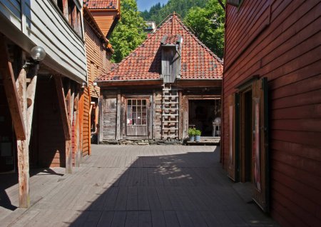 Foto de Vista panorámica de la calle con casas históricas de madera en las islas Lofoten en Europa, Noruega - Imagen libre de derechos