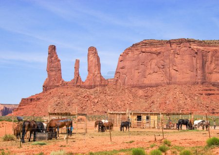 Téléchargez les photos : Vue sur trois sœurs butte à Monument Valley, Arizona avec une ferme équestre en face, USA - en image libre de droit