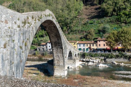 Téléchargez les photos : Ancien pont de pierre, le Ponte Maddalena médiéval, ou pont des Diables, en Toscane, Italie - en image libre de droit