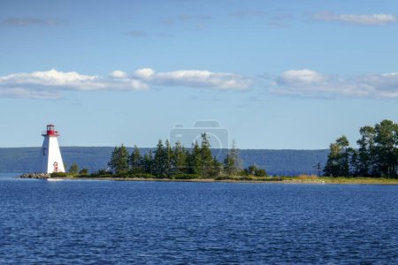 Foto de Faro de Kidston Island al atardecer en Baddeck, Nueva Escocia, Canadá - Imagen libre de derechos