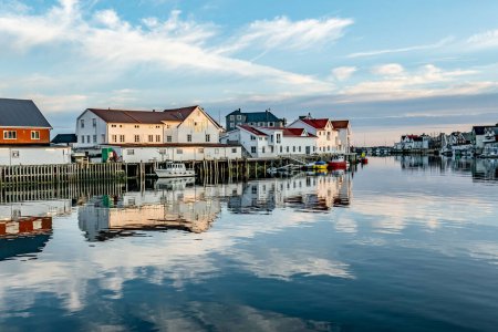 Téléchargez les photos : Reflet pittoresque de maisons en bois typiques dans le port de Svolvaer, Norvège en fin d'après-midi - en image libre de droit