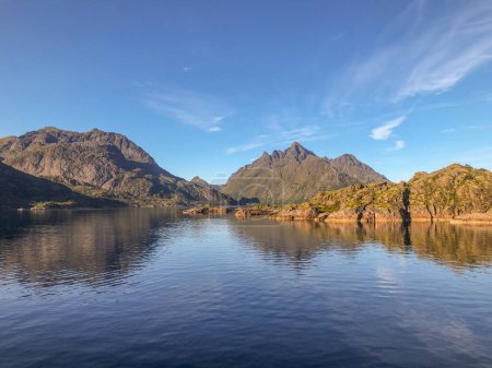 Téléchargez les photos : Vue panoramique sur l'entrée du Trollfjord avec reflet dans l'océan en Norvège - en image libre de droit