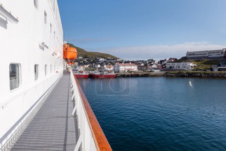 Téléchargez les photos : Troms og Finnmark, Honningsvag, vue depuis le pont du bateau de croisière, Norvège - en image libre de droit