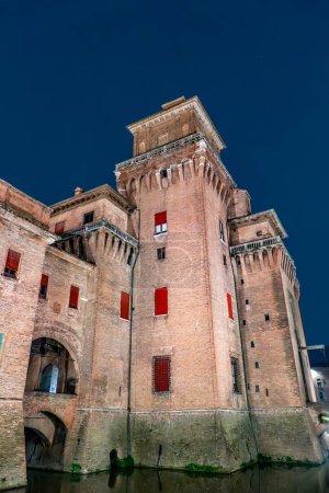 Téléchargez les photos : Château Estense à Ferrare, Emilie-Romagne, Italie. Ferrare est la capitale de la province de Ferrare. Paysage urbain nocturne de Ferrare - en image libre de droit