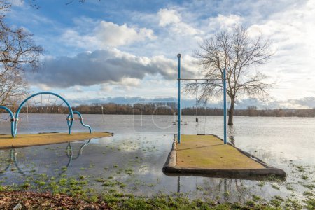 Téléchargez les photos : Inondation sur le Rhin à Eltville, Hesse, Allemagne avec aire de jeux inondée - en image libre de droit