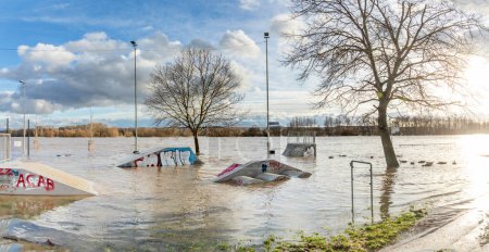 Foto de Eltville, Alemania - 26 de diciembre de 2023: inundación en el río Rin en Eltville, Hesse, Alemania en el skatepark - Imagen libre de derechos