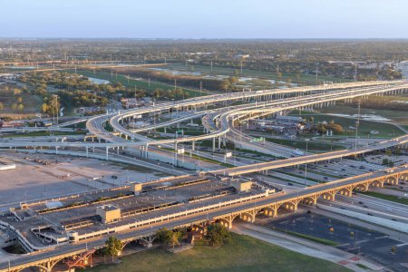 Foto de Dallas, Estados Unidos - 6 de noviembre de 2023: interestatal con sobrevuelo y puentes con tren al final de la tarde en Dallas, Texas, Estados Unidos - Imagen libre de derechos