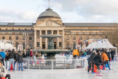 Téléchargez les photos : Wiesbaden, Allemagne - 29 décembre 2023 : les gens profitent de la patinoire devant le kurhaus à Wiesbaden, Hesse, Allemagne. - en image libre de droit