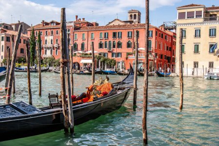 Téléchargez les photos : Venise, Italie - 23 septembre 2005 : gondole à la jetée du grand canal en attente de touristes à Venise, Italie. - en image libre de droit