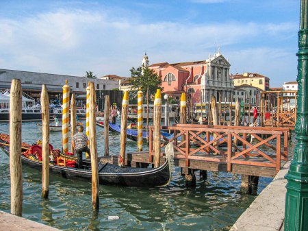 Foto de Venecia, Italia - 23 de septiembre de 2005: vista al canal Grande en Venecia con barcos, góndolas y villas históricas. - Imagen libre de derechos
