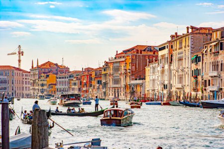 Téléchargez les photos : Venise, Italie - 23 septembre 2005 : gondole et vaporetto au grand canal avec des touristes à Venise, Italie. - en image libre de droit