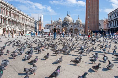 Téléchargez les photos : Venise, Italie - 25 septembre 2005 : les gens profitent de la place Saint-Marc dans la venise avec de nombreux dowes au sol en attendant d'être nourris. - en image libre de droit