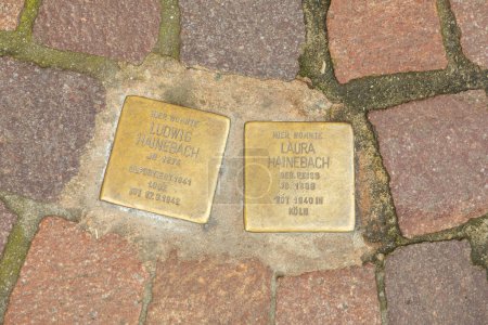 Téléchargez les photos : Seligenstadt, Allemagne - 5 janvier 2024 : Projet Stolpersteine, pierres tombales sur le trottoir devant l'ancienne maison de la famille Hainebach. - en image libre de droit
