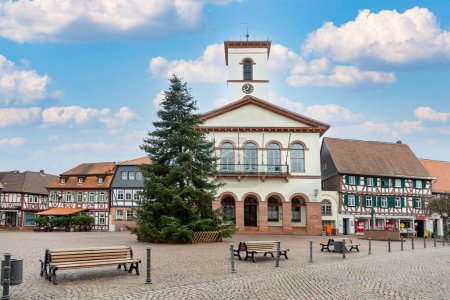 Foto de Seligenstadt, Alemania - 5 de enero de 2024: pintoresco ayuntamiento histórico en Selgienstadt con vistas a la plaza del mercado y casas histócicas de entramado de madera.. - Imagen libre de derechos