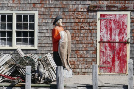 Téléchargez les photos : Margarets Bay, Canada - Le 9 septembre 2018 : pêcheur en bois sculpté à St. Margarets Bay à Peggi's Cove en Nouvelle-Écosse, Canada. - en image libre de droit