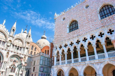 Téléchargez les photos : Venise, Italie - 23 septembre 2005 : vue sur la cathédrale San Marco et le palais des doges à Venise, Italie - en image libre de droit