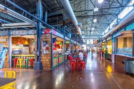 Téléchargez les photos : Dallas, États-Unis - 6 novembre 2023 : à l'intérieur du Dallas Farmers Market, un endroit pour vendre de la nourriture fraîche et rejoindre des restaurants et des stands de nourriture. - en image libre de droit