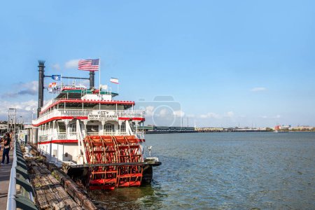 Foto de Nueva Orleans, Estados Unidos - 24 de octubre de 2023: Ciudad de vapor de orleans nuevos en el muelle en el río Mississippi. El barco de vapor todavía está en operación para eventos turísticos. - Imagen libre de derechos