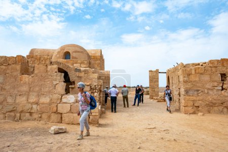 Foto de Amra, Jordania - 5 de octubre de 2023: la gente visita el castillo de Qusayr Amra en el desierto de Jordania. - Imagen libre de derechos