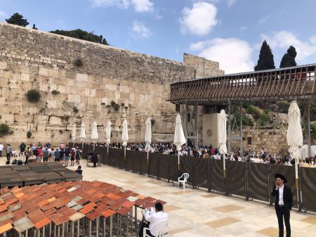 Téléchargez les photos : Jérusalem, Israël - 19 mai 2023 : Des fidèles juifs prient au Mur des lamentations à Jérusalem, en Israël. - en image libre de droit