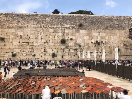 Téléchargez les photos : Jérusalem, Israël - 19 mai 2023 : Des fidèles juifs prient au Mur des lamentations à Jérusalem, en Israël. - en image libre de droit