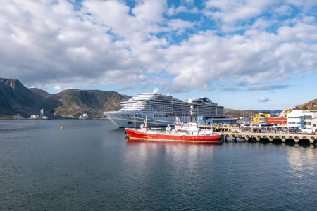 Téléchargez les photos : Honni9ngsvag, Norvège - 24 août 2023 : Troms og Finnmark, Honningsvag, vue de la mer, Norvège avec le navire de croisière MSC Preziosa à la jetée. - en image libre de droit