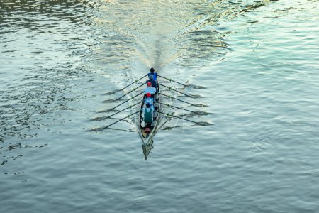Téléchargez les photos : Antenne de rameur tôt le matin à la rivière dans un bateau de cinq personnes - en image libre de droit