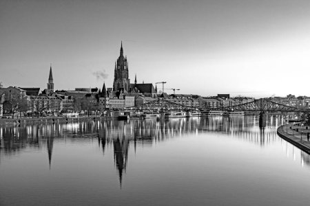 Foto de Horizonte panorámico de Fráncfort del Meno con la reflexión en el río, Hesse, Alemania - Imagen libre de derechos
