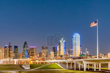Foto de Horizonte panorámico por la noche en Dallas, Texas, EE.UU. - Imagen libre de derechos