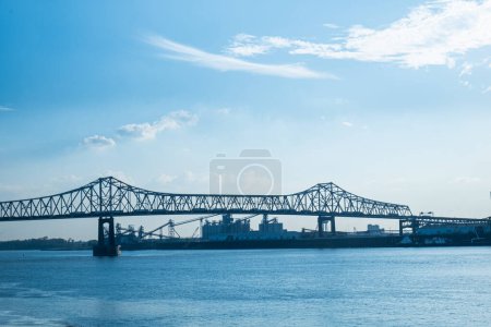 Foto de Puente Horace Williams cruzando el río Mississippi en Baton Rouge, Louisiana, EE.UU. - Imagen libre de derechos