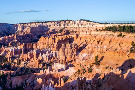 Téléchargez les photos : Beau paysage dans Bryce Canyon avec magnifique formation de pierre comme Amphithéâtre, temples, figures dans la lumière du matin - en image libre de droit
