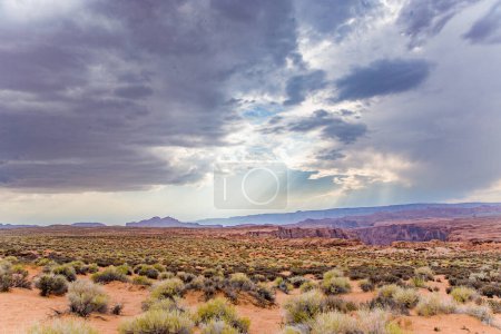 Téléchargez les photos : Paysage désertique pittoresque près de Page en Arizona avec des nuages sombres en arrière-plan, mauvais temps à l'horizon - en image libre de droit