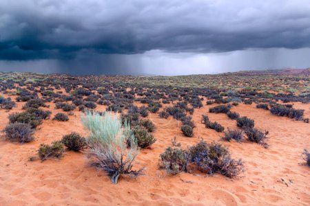Téléchargez les photos : Paysage désertique pittoresque près de Page en Arizona avec des nuages sombres en arrière-plan, mauvais temps à l'horizon - en image libre de droit