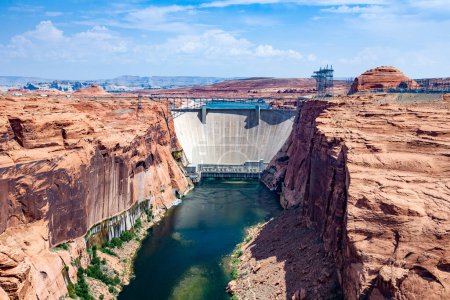 Foto de Presa Glen Canyon en el río Colorado en Page está entregando electricidad por turbina de agua a toda el área - Imagen libre de derechos