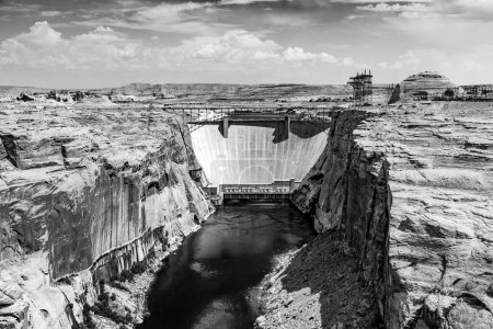 Foto de Presa Glen Canyon en el río Colorado en Page está entregando electricidad por turbina de agua a toda el área - Imagen libre de derechos