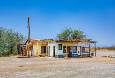 Téléchargez les photos : Vieille maison pourrie sur la route 95 près du village Vidal en zone ouverte, États-Unis - en image libre de droit
