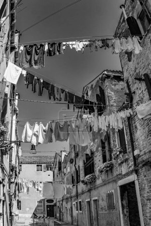 Foto de Ropa en un tendedero en una calle estrecha en Venecia, Italia - Imagen libre de derechos
