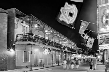 Foto de Nueva Orleans, Estados Unidos - 24 de octubre de 2023: la gente disfruta de Pubs y bares con luces de neón en el Barrio Francés, en el centro de Nueva Orleans. - Imagen libre de derechos