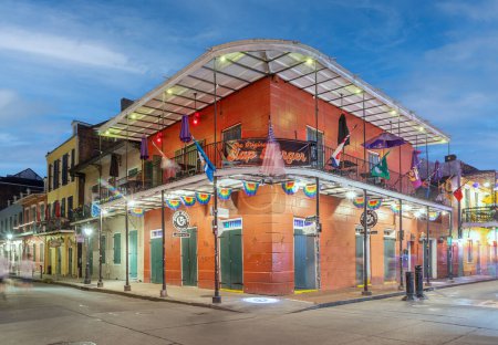Foto de Nueva Orleans - Estados Unidos - 24 de octubre de 2023: Pubs and bars with neon lights in the French Quarter, downtown New Orleans. - Imagen libre de derechos