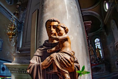 Foto de Venecia, Italia - 10 de abril de 2007: isla cementerio de San Michele, figura en la iglesia que mira agraciado y santo con el niño en el brazo. - Imagen libre de derechos